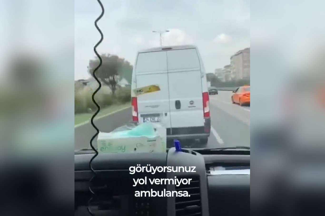 Ambulansa yol vermeyen minibüs şoförüne ceza Ambulansa yol vermeyen minibüs şoförüne ceza